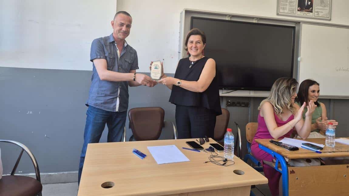 Aramızdan Ayrılan Müdürümüze ve Arkadaşlarımıza Veda Plaketleri